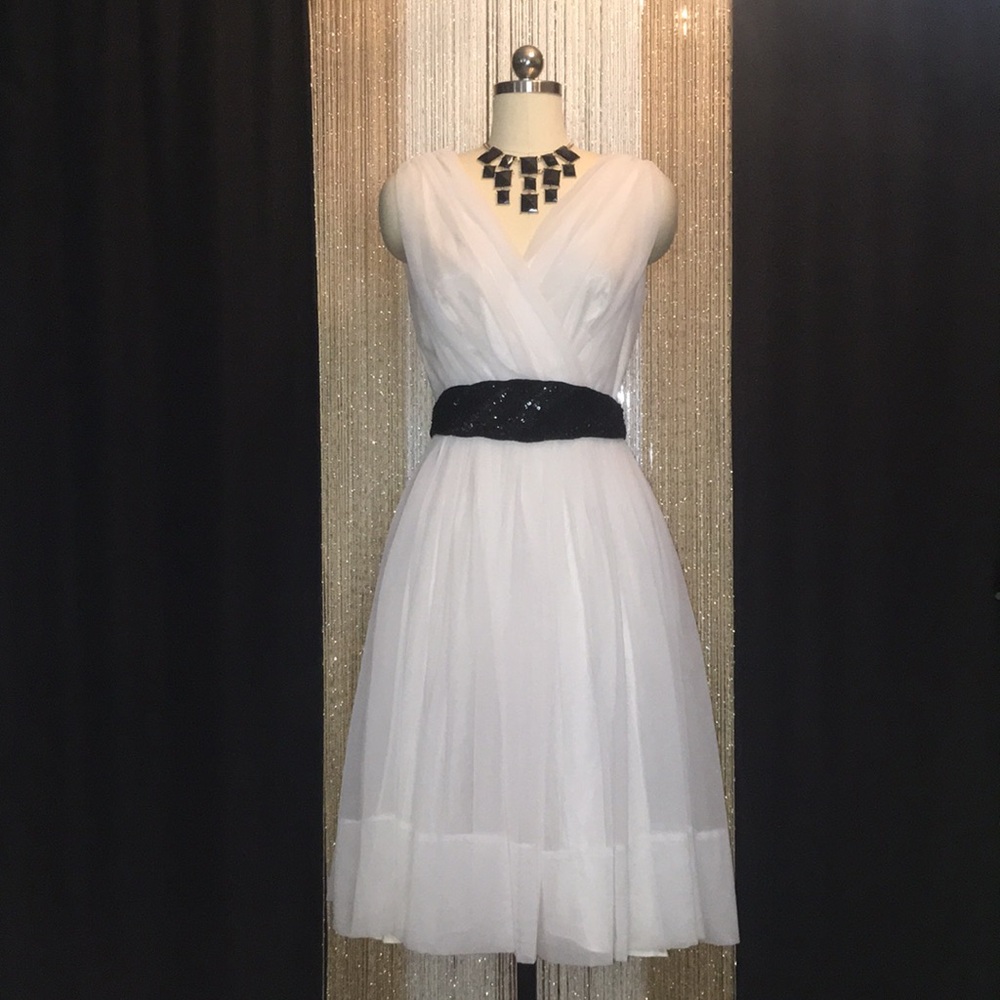 Elegant Vintage White Sleeveless Dress 👗